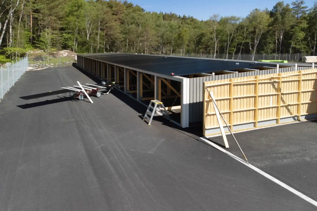 Radgarage med sadeltak under pågående byggnation