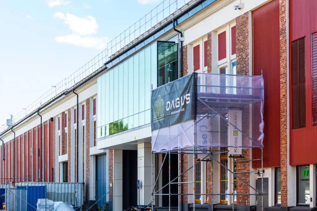 Byggställning med Dagus bygglogga framför Nohab lokaler