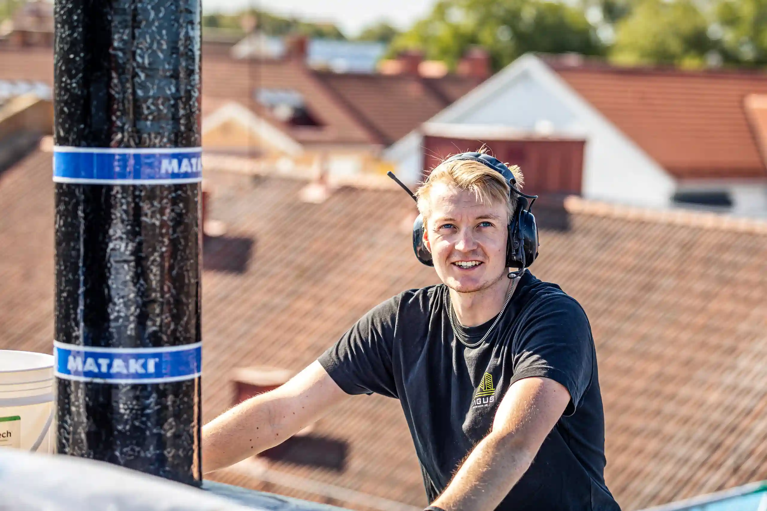 Närbild på Felix Hellman under pågående byggarbete